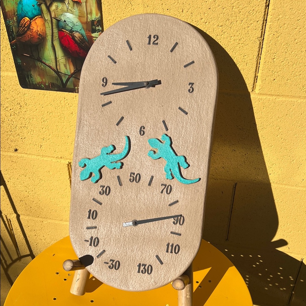 Source Unknown Beige and Teal Lizard Decor Clock